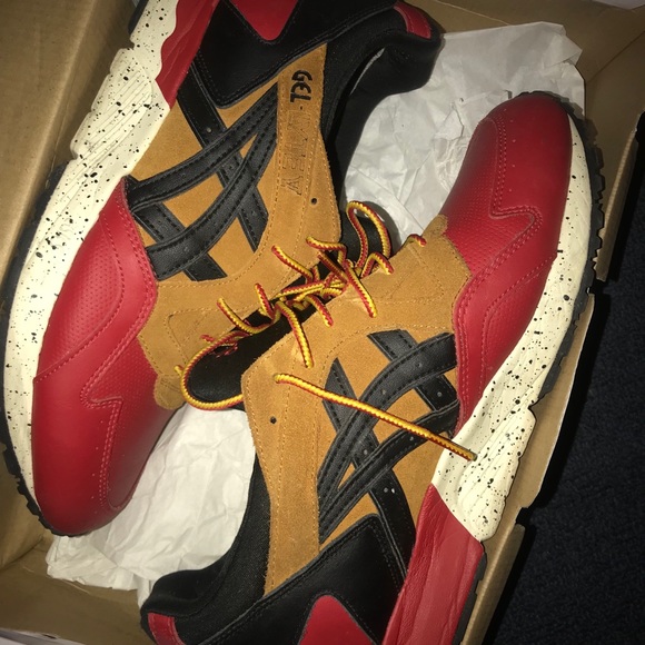 Red & bage Asic - Picture 3 of 3